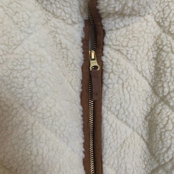 Old Navy Vest Size XL Sleeveless Cream Sherpa Quilted Stone Carving - Picture 3 of 16